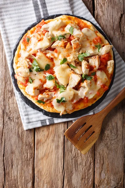 Buffalo pizza with chicken breast, tomato concasse and cheese cl — Stock Photo, Image