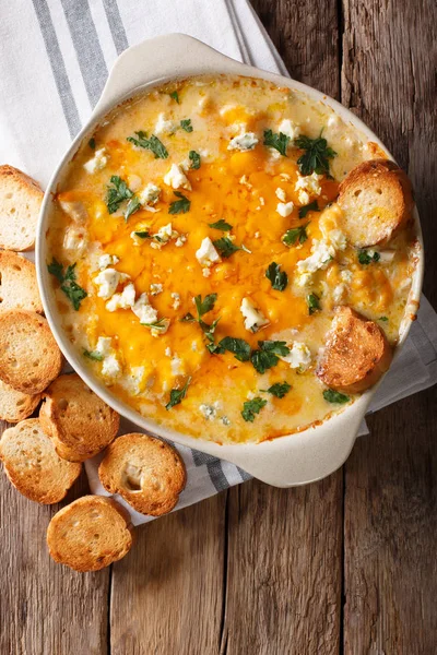 Hausgemachter scharfer Büffel-Hühnchen-Dip mit Crostini in Backform — Stockfoto