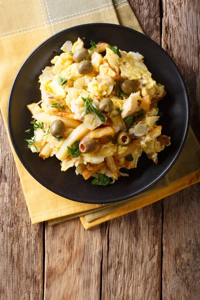 Bacalhau ralado frito com batatas, cebolas, ovo e azeitona em um pla — Fotografia de Stock