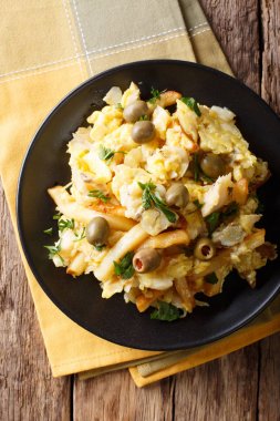 Bacalhau Bass - kavrulmuş cod, patates, soğan ve yumurta bir tabak içinde