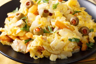 Portekizce gıda: kızarmış patates, soğan ile rendelenmiş cod kızarmış bir