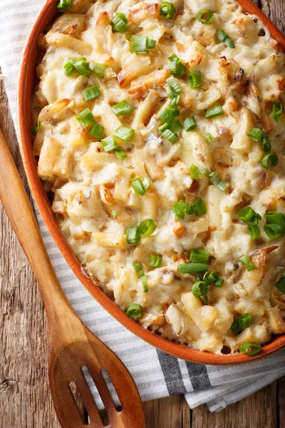 Cocina portuguesa: Bacalhau com natas en un plato para hornear de cerca —  Fotos de Stock