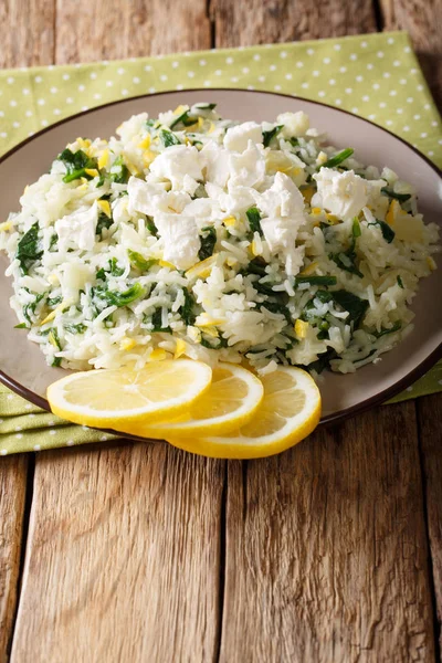 Riso con spinaci, scorza di limone, cipolla e formaggio feta primo piano — Foto Stock