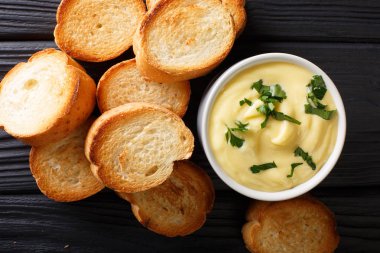 Ev yapımı ekmek ve peynir sosu yakın çekim. Yatay üst