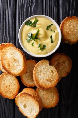 Ev yapımı ekmek ve peynir sosu yakın çekim. Dikey üst v