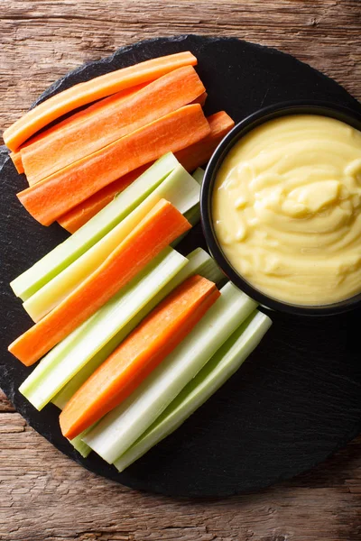 Carota e sedano bastoncini con formaggio cremoso tuffo su un primo piano. V — Foto Stock