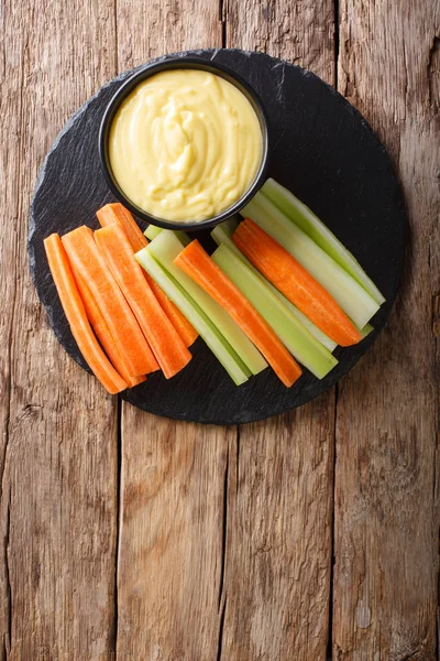 Salsa de salsa cremosa de queso con apio fresco y zanahorias de cerca . — Foto de Stock