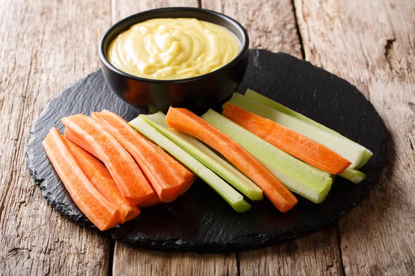 Verse knapperige wortelen en BLEEKSELDERIJ met kaas dip op een close-up. — Stockfoto
