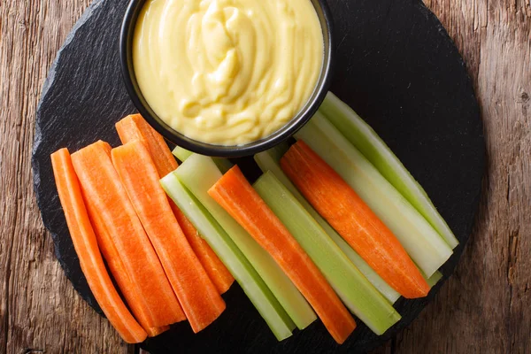 Carota e sedano bastoncini con formaggio cremoso tuffo su un primo piano. h — Foto Stock