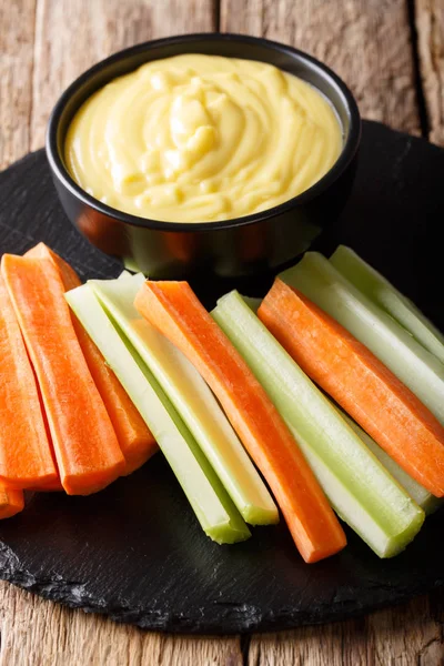 Gesunde Ernährung: Käse-Sahne-Soße-Dip mit frischem Gemüse schließen — Stockfoto