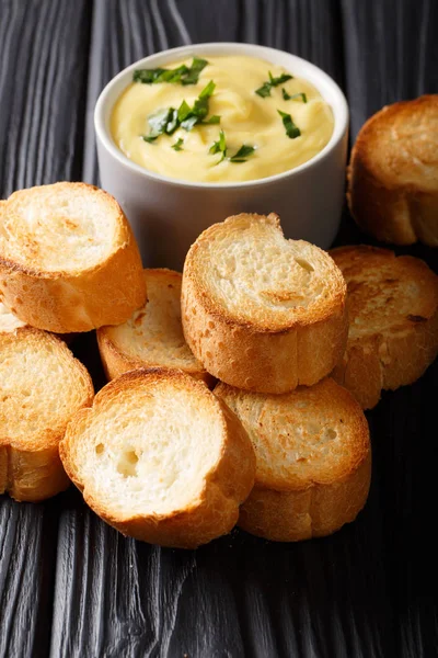Enkel förrätt crostini och ost sås närbild. vertikala — Stockfoto