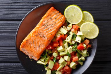 Baharatlı Fırında somon steak ve taze sebze salatası yakın çekim. hor