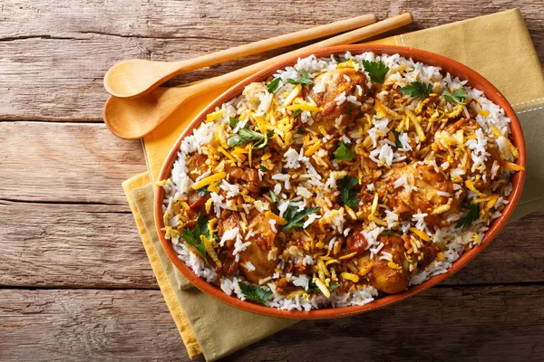 Νόστιμα σπιτικά biryani με κοτόπουλο, κρεμμύδι, λεμόνι, μπαχαρικά ένα — Φωτογραφία Αρχείου