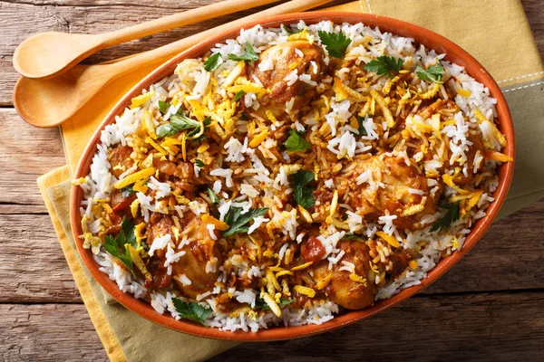 Pilaf biryani indio con pollo, cebolla, limón, especias y cila — Foto de Stock