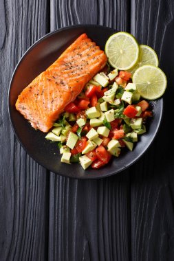 Avokado domates salsa closeup ile kızarmış som balığı biftek. Dikey t