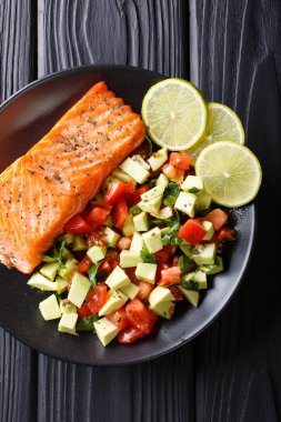 baharatlı Fırında somon steak ve taze sebze salatası yakın çekim. Ver