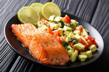 Baharatlı Fırında somon steak ve taze sebze salatası yakın çekim. hor