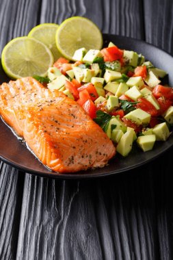 Salata avokado ve domates closeup o gelen pişmiş somon fileto