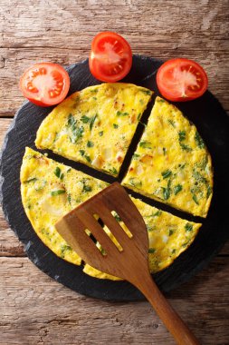 Yeşiller ve soğan yakın çekim ile Mısır omlet Igga. Dikey