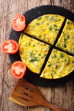 Mısır yemek: omlet Igga Yeşiller ve soğan yakın çekim ile. Vert