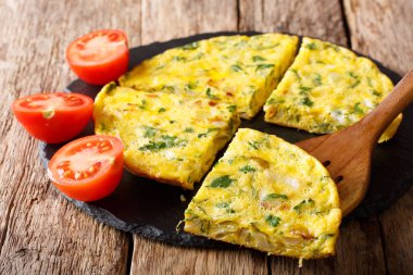 Ev yapımı omlet yeşillikleri, soğan closeup ile dilimlenmiş. Hori