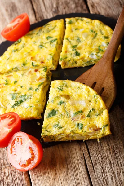 Egipski omlet Igga z zielonych i cebuli bliska. Pionowe — Zdjęcie stockowe