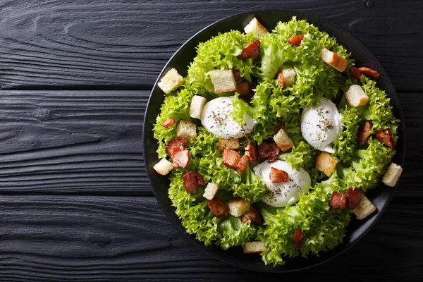 Gurme salata Lyonnaise marul, gevrek domuz pastırması, kruton ve — Stok fotoğraf