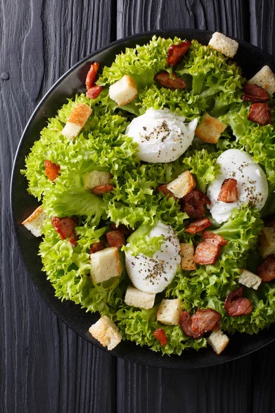 Organic French Lyonnaise salad with lettuce, bacon, croutons and — Stock Photo, Image