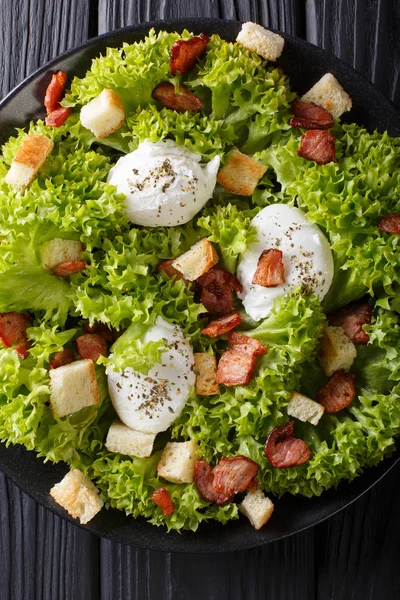 French salad Lyonnaise with lettuce, crispy bacon, croutons and — Stock Photo, Image