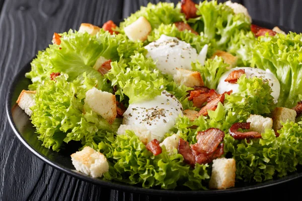 Organic French Lyonnaise salad with lettuce, bacon, croutons and — Stock Photo, Image