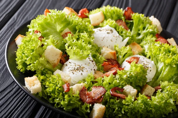 Lyonnaise salad made from lettuce, bacon, croutons and poached e — Stock Photo, Image
