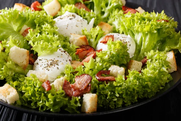 French salad  lyonnaise with lettuce, croutons and eggs poached — Stock Photo, Image