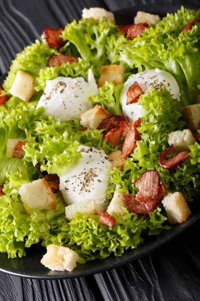 French salad Lyonnaise with lettuce, crispy bacon, croutons and — Stock Photo, Image