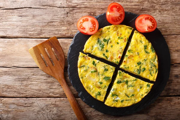 Comida egípcia: omelete Igga com verdes e cebolas close-up. Hori... — Fotografia de Stock