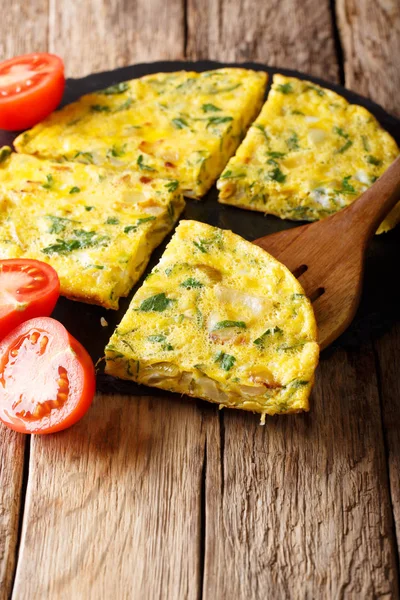 Egipski żywności: omlet Igga z zielonych i cebuli bliska. Vert — Zdjęcie stockowe