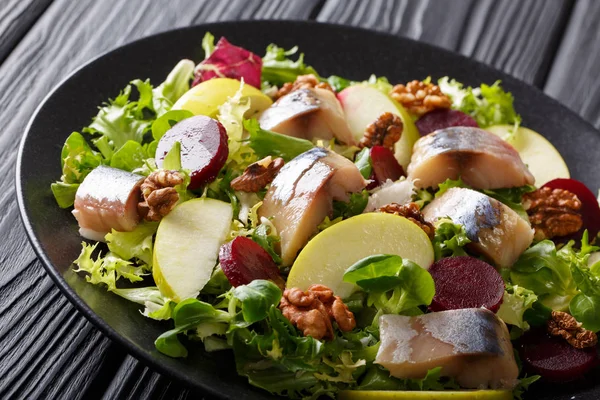 新鮮なサバ リンゴ、クルミ、ビーツのサラダと — ストック写真