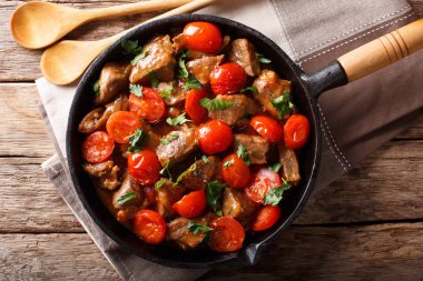 Soslu kiraz domates ve yeşillik clo ile ev yapımı rosto