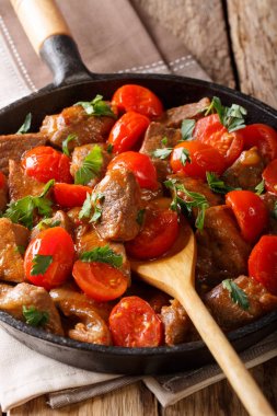 kiraz domates ve yeşillik yakın çekim sıcak yağda kızartılmış sığır eti