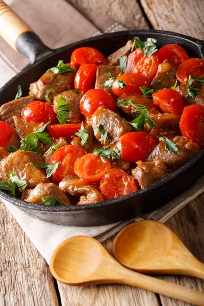 Delicado carne cozida lentamente em um molho com tomate cereja e — Fotografia de Stock