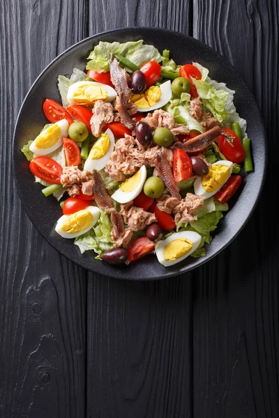 Deliciosa ensalada gourmet de nicoise con verduras, huevos, atún y — Foto de Stock