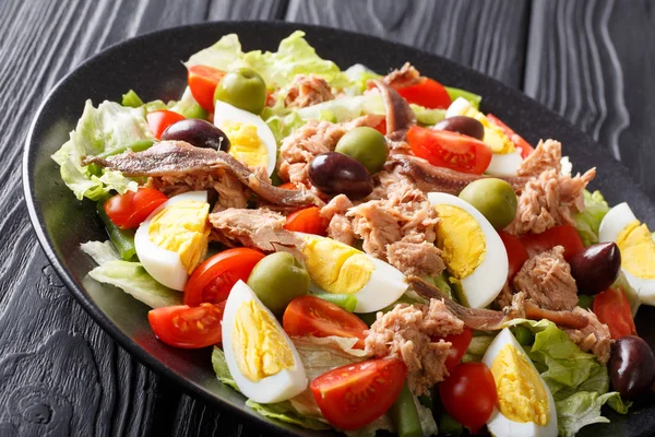 Nicoise sallad med tonfisk, ansjovis, ägg, tomater, gröna bönor, o — Stockfoto