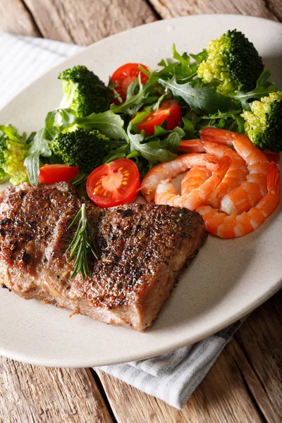 Finom lédús grillezett húst és növényi saláta garnélarák — Stock Fotó