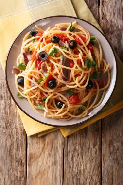 Spagetti alla putanesca hamsi, domates, sarımsak ve bl