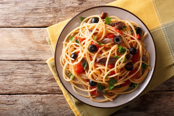 Traditionelle Pasta alla Puttanesca mit Sardellen, Tomaten, Knoblauch — Stockfoto