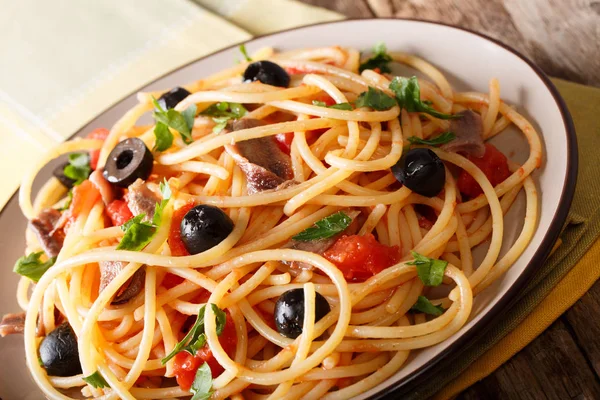 Italian food: spaghetti alla putanesca with anchovies, tomatoes, — Stock Photo, Image