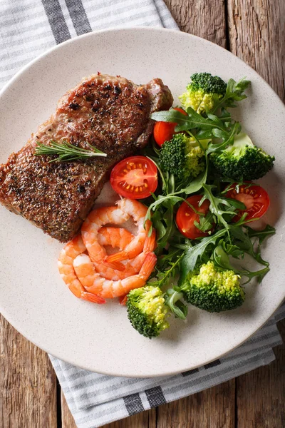 Bistecca di manzo con gamberi e broccoli, pomodori, rucola primo piano o — Foto Stock