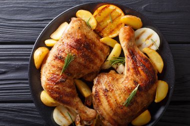 Ev yapımı Barbekü: ızgara tavuk budu portakal, limon, soğan, g ile