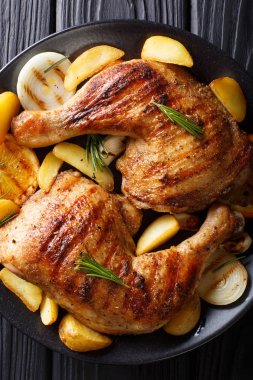 portakal, soğan ve patates makro ile ızgara tavuk budu. Ver