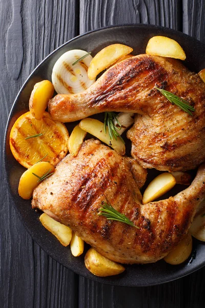 Homemade BBQ: Grilled chicken legs with orange, lemon, onions, g — Stock Photo, Image