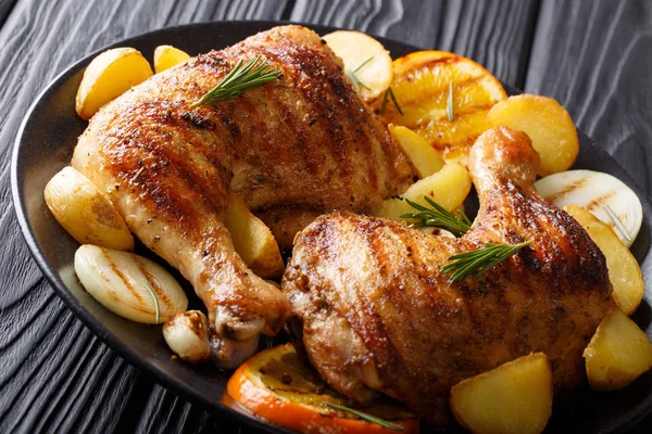 Homemade BBQ: Grilled chicken legs with orange, lemon, onions, g — Stock Photo, Image